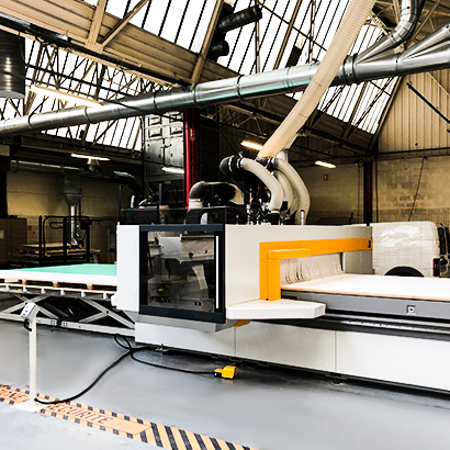 Centre d'usinage 5 axes chez Groupe DEA, dimensions 4 300 x 2 300 x 250 mm, avec repérage caméra