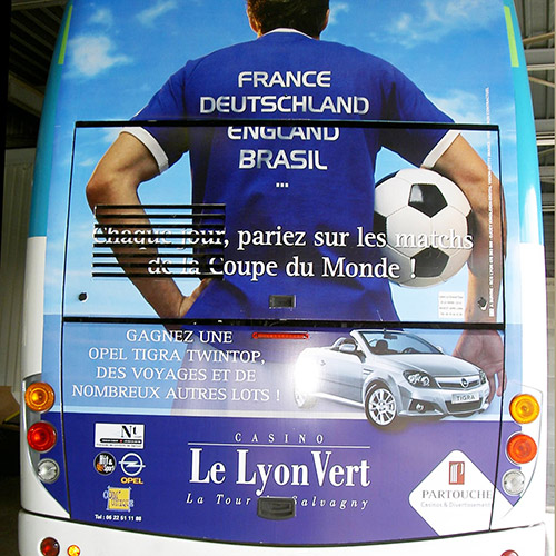 adhésivage publicitaire à l'arrière d'un bus