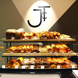 Lettrage en relief d'un logo sur le mur à l'intérieur d'une viennoiserie
